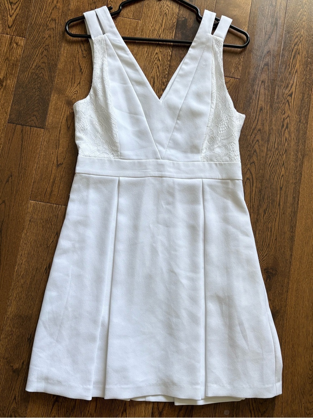 BCBGeneration White V-Neck Pleated Lace-Panel Mini Dress Size 8